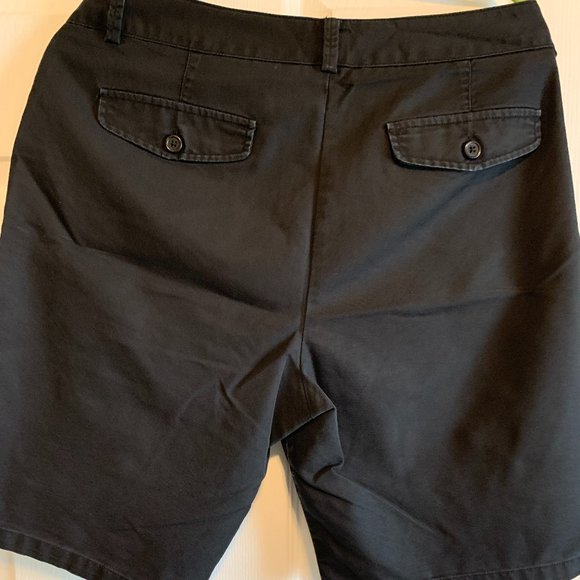 Docker Bermuda Shorts - Picture 2 of 3